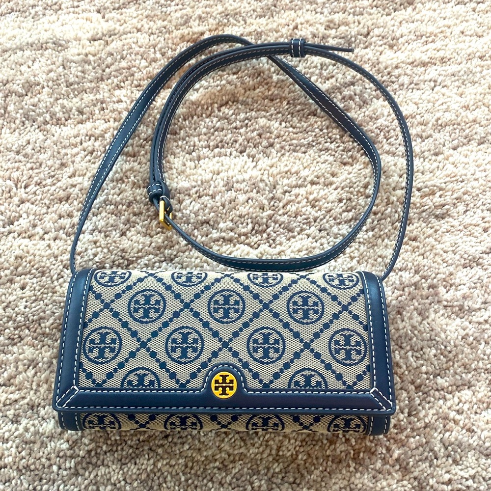 NWT Tory Burch Monogram Crossbody wallet!